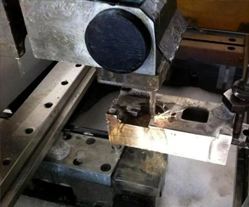 線(xiàn)切割機(jī)床工作時(shí)短路是怎么回事？